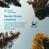 en drone flyver mellem nogle træer